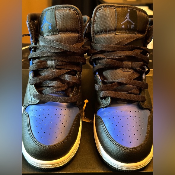 Air Jordan 1’s Mid Shoes (GS) Big Boys - Picture 2 of 11